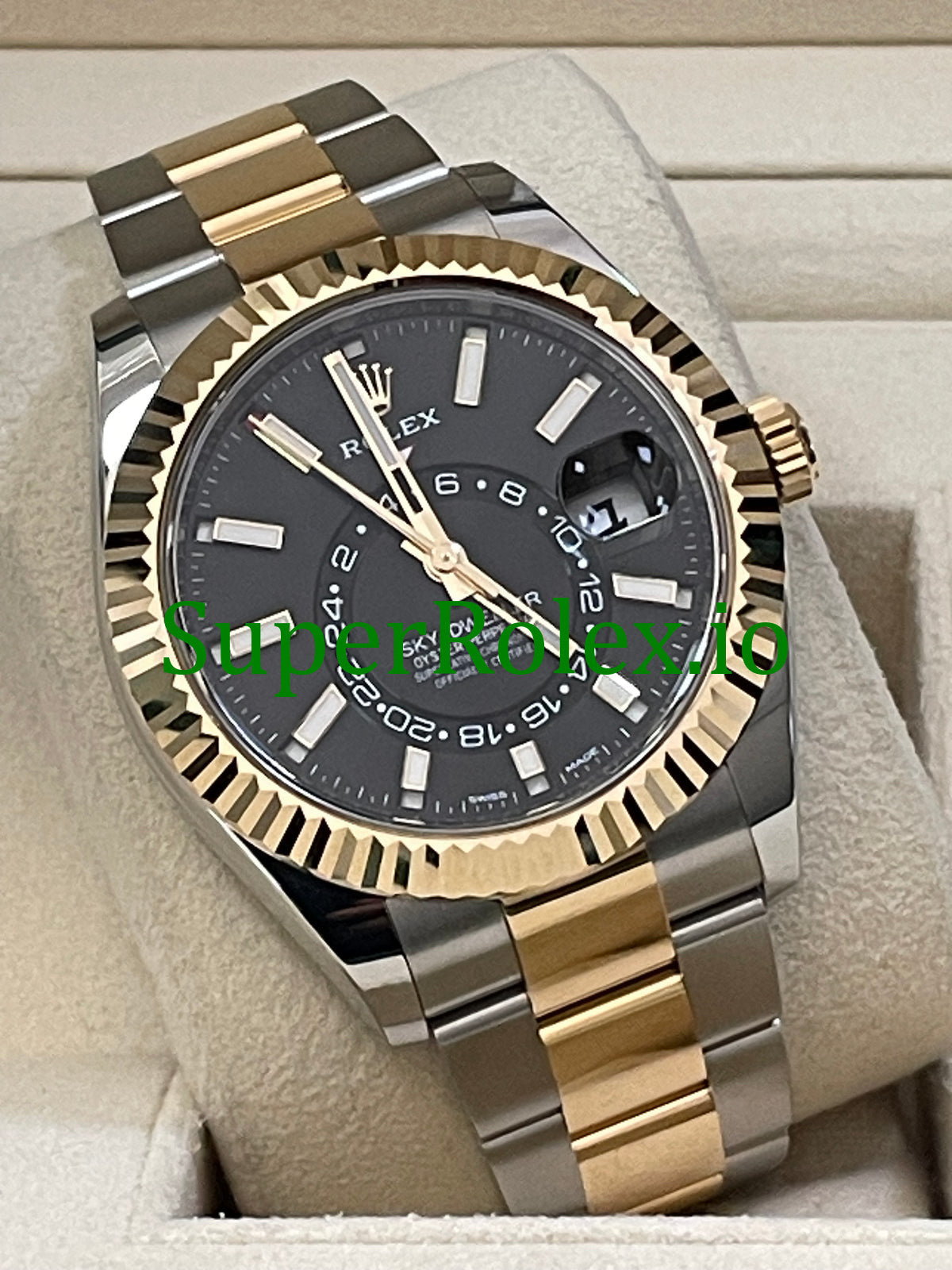 Sky-Dweller Yellow Rolesor Ref.326933- Black Index Dial